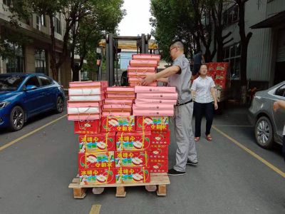 月圓中秋，人圓月下