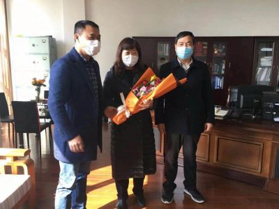 鮮花贈勞模，關愛暖人心