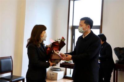 區(qū)委副書記、政法委書記王劍鋒蒞臨我司，看望全國勞模及三八紅旗手獲得者施文美