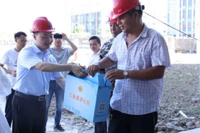 捧一份“清涼”，送一份“愛心”--市總工會(huì)副主席楊少章、市發(fā)改委副主任李紅英蒞臨太平在建新廠區(qū)慰問一線工人